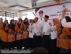 Camat Sedati ,Abu Dardak Dengan Ibu-ibu. Diduga”Memberi Dukungan Sala satu Calon. Bentuk yel-yel. Abah Bandi Baik-Baik-Baik.