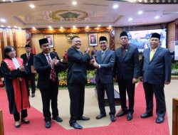 Pjs Bupati Sidoarjo Isa Ansori Hadiri Pengambilan Sumpah Janji Ketua dan Wakil Ketua DPRD Sidoarjo Periode 2024-2029