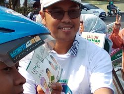 Ketua Dewan M.Nasih dan Sekertaris PKB Bersama Kader ibu-ibu. Tebar Stiker SAE Di Lampuh Merah Depan Alun -Alun
