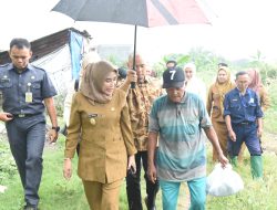 Wabup Hj.Mimik Sidoarjo Sidak  Rumah Tak Layak Huni di Tanggulangin, Tawarkan Rumah Layak Huni dan Beri Bantuan Sembako.