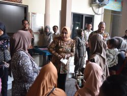 HJ.Mimik Wakil Bupati Sidoaro Kunjungi 19  PKL Jalani Sidang Tipiring