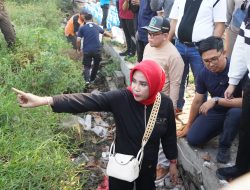 Wakil Bupati Sidoarjo Hj. Mimik Idayanah Pimpin Kerja Bakti Bersama Ribuan Siswa SMAN 2 Sidoarjo