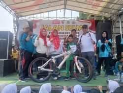 BRI Unit Kedamean Dengan Instansi Kecamatan Kedamean Bareng Gelar Jalan Sehat