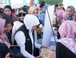 Gubernur Jatim bersama Wakil Bupati Sidoarjo, Gelar Pasar Murah di Taman. Gubernur Khofifah: Stok Pangan Aman, Fokus pada Kelancaran Distribusi