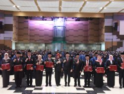 Bupati Serahkan Tanda Kehormatan Satyalancana Karya Satya