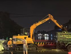 H.Subandi Bupati Sidoarjo langsung Turun Tangan Atasi Banjir di Sidoarjo Kota