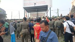 Emak- Emak Asal perumahan Mutiara Regency Gagalkan Pembongkaran Tembok Pembatas Wilayah, Banjarbendo v Desa Janti.