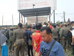 Emak- Emak Asal perumahan Mutiara Regency Gagalkan Pembongkaran Tembok Pembatas Wilayah, Banjarbendo v Desa Janti.