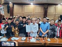 Ketua DPRD Sidoarjo Siap Memediasi Tuntutan Warga Sidoarjo, Yang diwakili oleh Gabungan LSM dan Ormas Agar Tidak Lagi Berseteruan Bupati Dan Wakil.