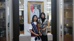 Wakil Bupati Sidoarjo Hj.Mimik Idayanah Memberikan Apresiasi Kepada Kanaya Syakira Siswi SMPN 1 Sidoarjo Berhasil Meraih Grend Final