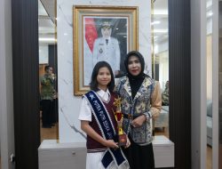 Wakil Bupati Sidoarjo Hj.Mimik Idayanah Memberikan Apresiasi Kepada Kanaya Syakira Siswi SMPN 1 Sidoarjo Berhasil Meraih Grend Final