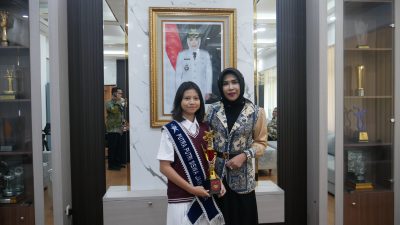 Wakil Bupati Sidoarjo Hj.Mimik Idayanah Memberikan Apresiasi Kepada Kanaya Syakira Siswi SMPN 1 Sidoarjo Berhasil Meraih Grend Final
