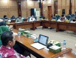 DPRD Sidoarjo menggelar rapat koordinasi terkait kasus dugaan keracunan MBG yang menyebabkan ratusan siswa menjadi korban Pejabat BGN Tidak Hadir