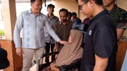Bupati Sidoarjo Subandi Selalu Perhatian Kepada Rakyatnya, Saat ini Sumbang 3 Kursi Roda Yang Memerlukan nya Dari Warga Kecamatan Wonoayu