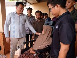 Bupati Sidoarjo Subandi Selalu Perhatian Kepada Rakyatnya, Saat ini Sumbang 3 Kursi Roda Yang Memerlukan nya Dari Warga Kecamatan Wonoayu
